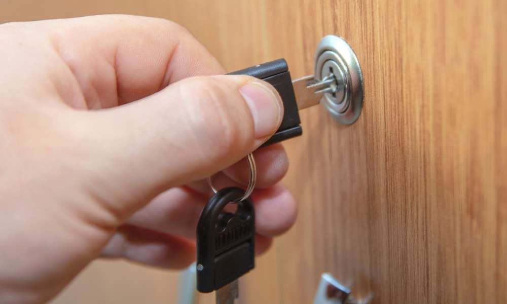 How to Lock Kitchen Cabinets